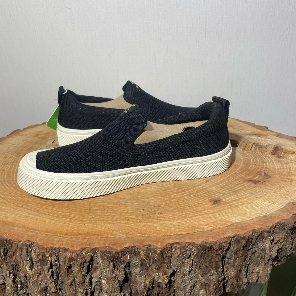 CARIUMS Black and white flat top shoes